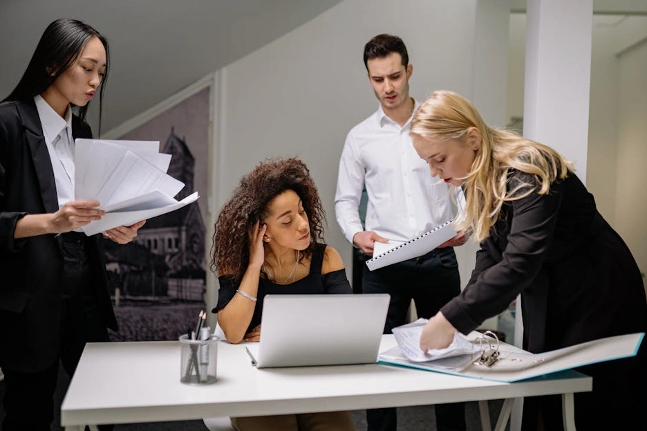 Různorodý tým marketérů spolupracuje na projektu v kreativní kanceláři.